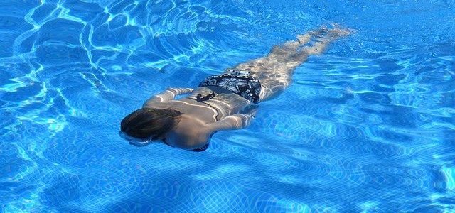 Zapuštěný plastový bazén nabízí estetické řešení, když se chcete na zahradě koupat